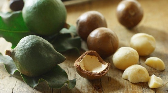 Frutas de macadamia encima de una mesa de madera